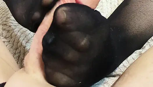 İpeksi iç çamaşırlı samimi ayakla muamele