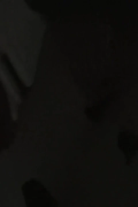 O kızı tanıyorum - kız arkadaşım bana ayak masajı için kamerada biraz hareket veriyor.