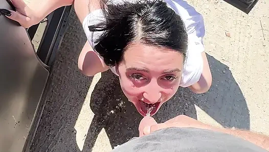 Pencereden işiyor ve yolda ağıza işiyor