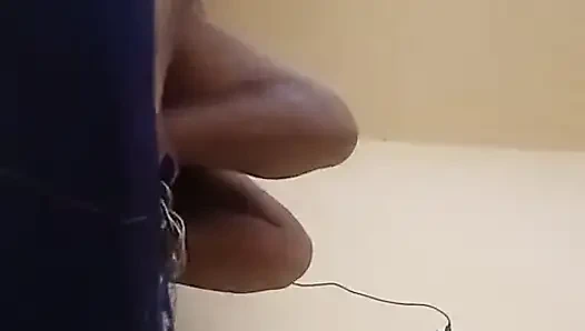 Yaşlı bir kadını çığlık atarken daha sert sikiyor