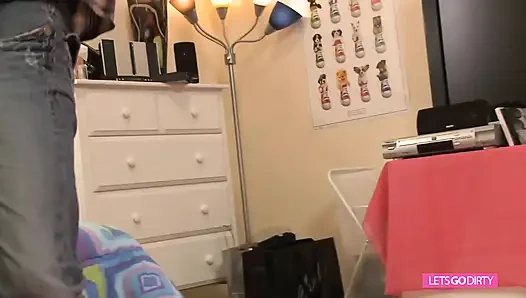 Seksi üvey anne yabancı tarafından sert sikiliyor