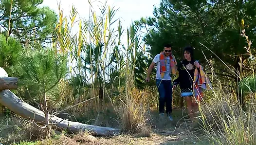 Bebeğin inanılmaz neşeli kanepesi büyük aşk sopası pompala için geniş açık bekliyor