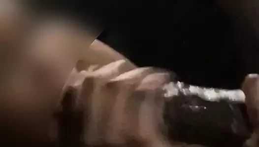 Bu 18 yaşındaki hatun arkadaşının önünde sikimi emiyor. insanların etrafta olup olmaması umurunda bile değil