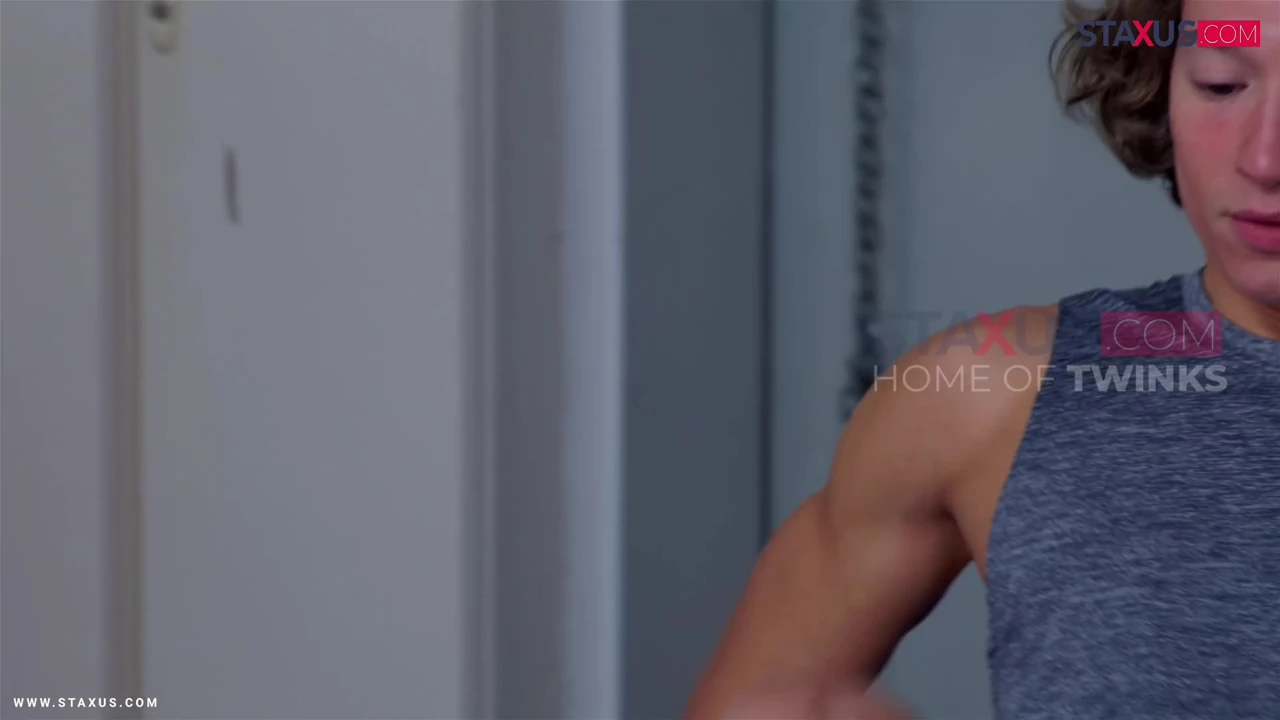 Porno gay: entrenador musculoso folla el culo en el gimnasio