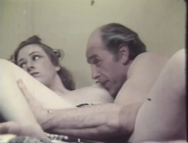 Klasik sarışın bebek cesur yaşlı bir adamla sikişiyor