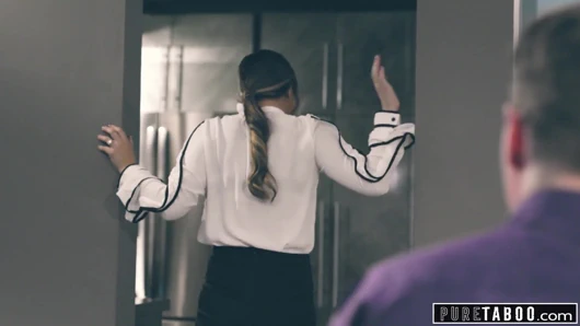 Arkadaşımı sevgilimin önünde becermek zorunda kaldım!