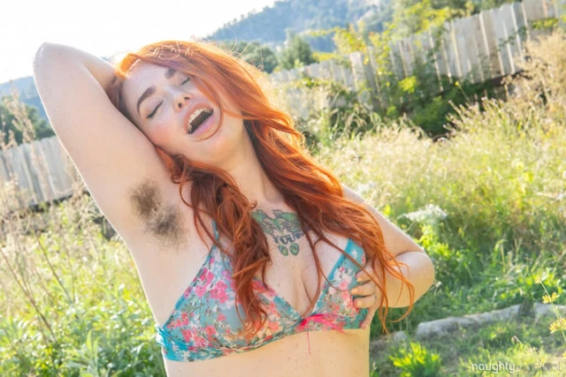 Naughtynatural - Adora Bell doğal güzelliğini gösteriyor