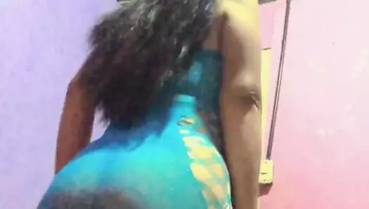 Trans milady kamera için seksi dans yapıyor