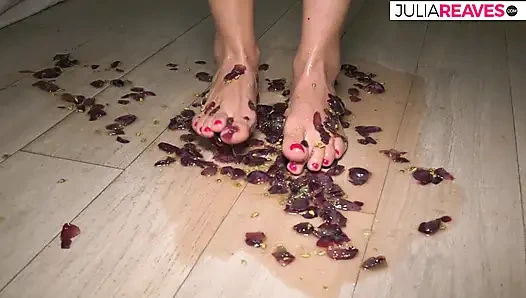 Фут-фетиш, она пюре винограда и играет с твоими большими сиськами