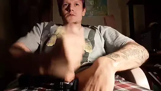 Asılı adam oynuyor