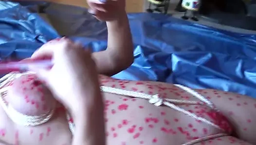 Sıcak ağda ona ip bağlı vücut ve KEDİ