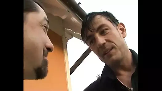 Kıllı olgun fahişe adamın sert yarağı için yayılıyor