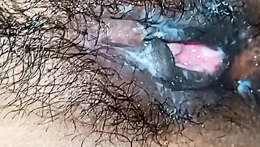 İnleyen Nepalli yenge evde kocasının önünde sikişiyor