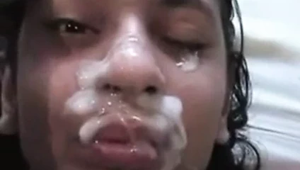 Latin kadının yüzüne boşalma