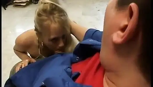 Sarışın esmer tarafından sikişilir ve gözetimlenir