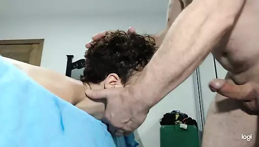 Kocamı eski komşumla aldatıyorum, güçlü orgazmdan çığlık atıyorum, amına boşalıyorum, gırtlağına kadar alıyorum.