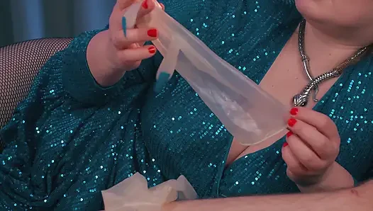 Uzun tırnaklı lastik eldivenli sadist aşağılayıcı orta yaşlı seksi kadın sahibeden beklenmedik yarak ısırması