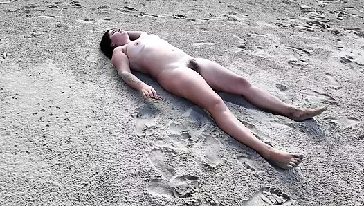 Küstah bir yabancı kıllı orta yaşlı seksi kadını çıplak sikiyor