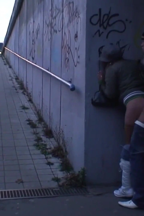 Azgın kaltak köprünün altında hızlı sert sikişiyor