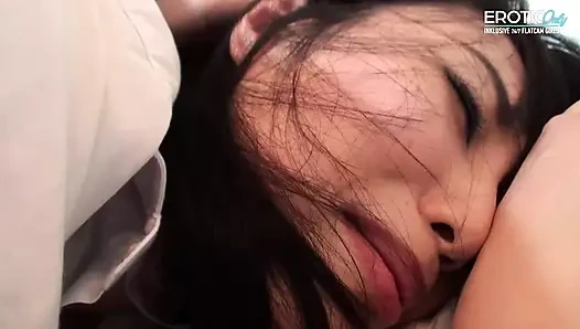 Sıkı amcıklı ateşli Asyalı kız öğretmeni tarafından sert sikiliyor