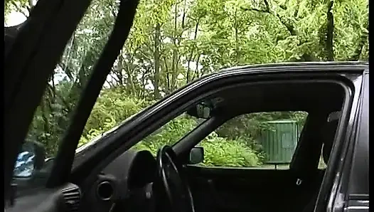 Sarışın genç kız arabalarını tamir etmeye çalışırken erkek arkadaşını sikiyor