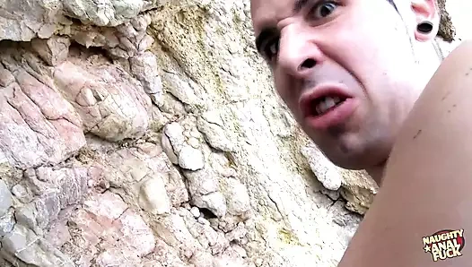 İnce zencinin göt deliği plajda sert bir yarakla sert sikiliyor