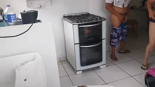 Rubia traviesa liberándose para sus amantes.