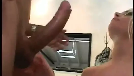 Busty sarışın bebek bir oral seks verir ve sürmek büyük horoz ile ona ıslak kedi