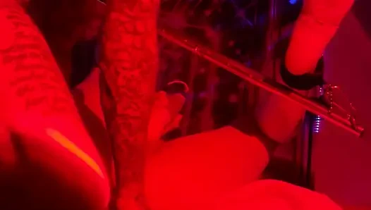 Kırmızı ışık, açıcı bar ve Amber Green için büyük bir yarak