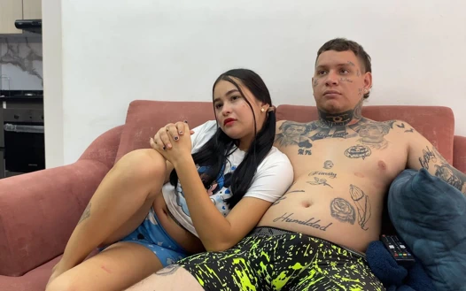 Üvey kız kardeşimi film izlemeye davet ediyorum, böylece onu sert sikip amına boşalıyorum