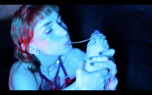 Seksi ayaklar fincan erişteleri eziyor