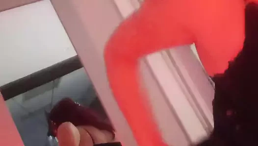 Oturma odasında yalnızken sırılsıklam olana kadar daha fazlasını isteyerek mastürbasyon yapıyorum