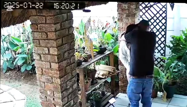 Aldatılan patron mastürbasyon yaparken karısını sikmemi istedi