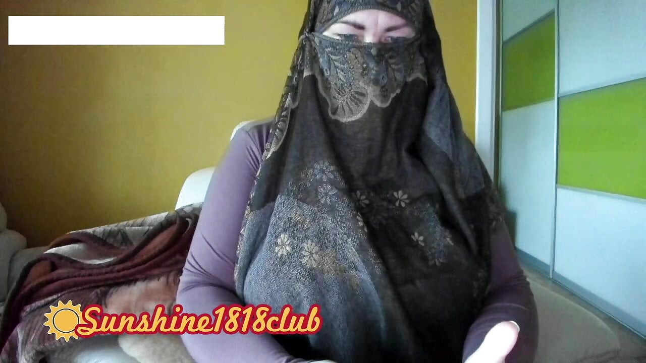 Arap müslüman tesettür hoşlanır kedi ve eşek oyun üzerinde cam canlı 20 kasım kaydedilen gösteri