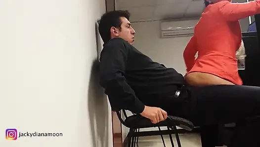 Sekreterim geri duramıyor ve benden ofiste seks istiyor.