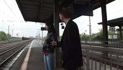 İnce Alman piliç sert bir sikişten sonra sıcak ödülünü almanın tadını çıkarıyor