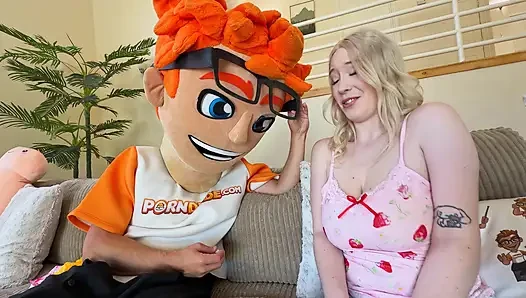Gigi Sweets büyük memeli sarışın amcığını elle muamele ve domaltarak siktim