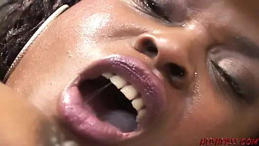 Zenci hatun Nyeema o büyük götü işe sokuyor