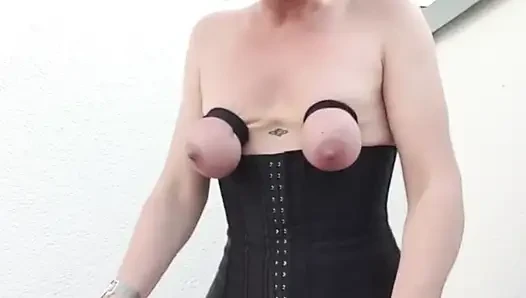 Julie, Usta'nın emirlerini yerine getirir
