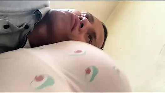 Kısa boylu, lezzetli kalçalı okul kızım