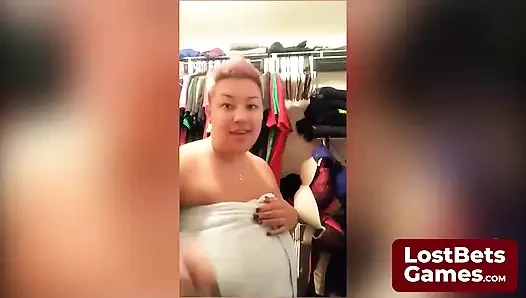 Son striptiz oyunu kaybedeni, sadece sutyenle kaldı