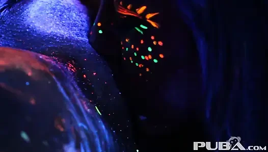 Abigal Mac ve Ava Addams ile siyah ışıklı yağmurlu gece