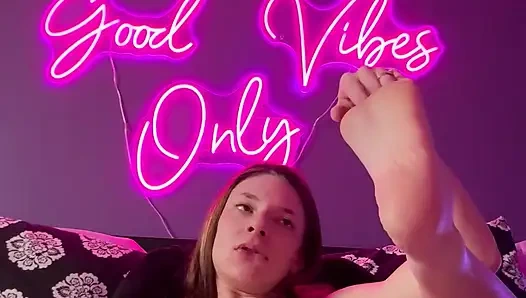 Ayak parmaklarını emiyor ve oyuncakla oynuyor