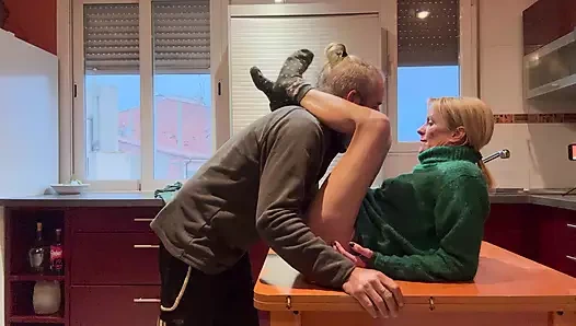 ATEŞLI EVLI KADıN MUTFAK MASASıNDA KOMŞUYLA SIKIŞIYOR #2