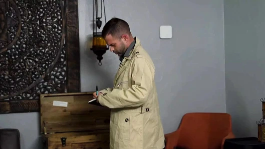 Pis patron orta yaşlı seksi asistanını serbest kullanımlı bir seks bebeği olarak kullanıyor - usepov