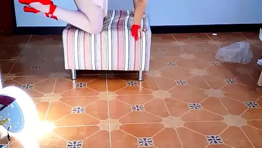 Balerin kıyafetlerini çıkarıyor. çıplak balerin