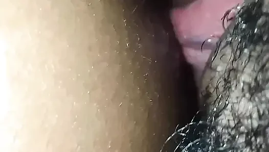 Göt deliğimi yalıyor ve sert sikiyor. Bugün başa çıkamadı