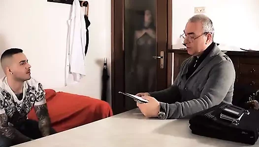 Bu İtalyan orta yaşlı seksi kadın için üroloji dersi