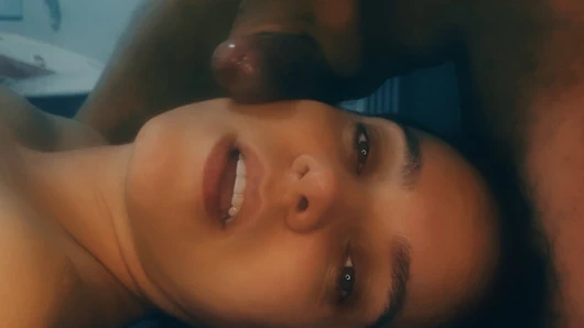 Ateşli kız emmeyi gösteriyor ve yüzüne boşaltıyor