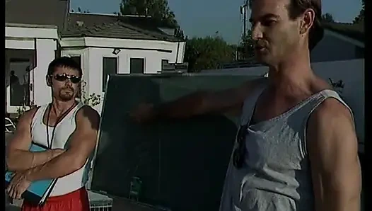 Adam kıllı amcığını ve esmer götünü dev kavunlarla sikiyor ve sonra üzerlerine boşalıyor